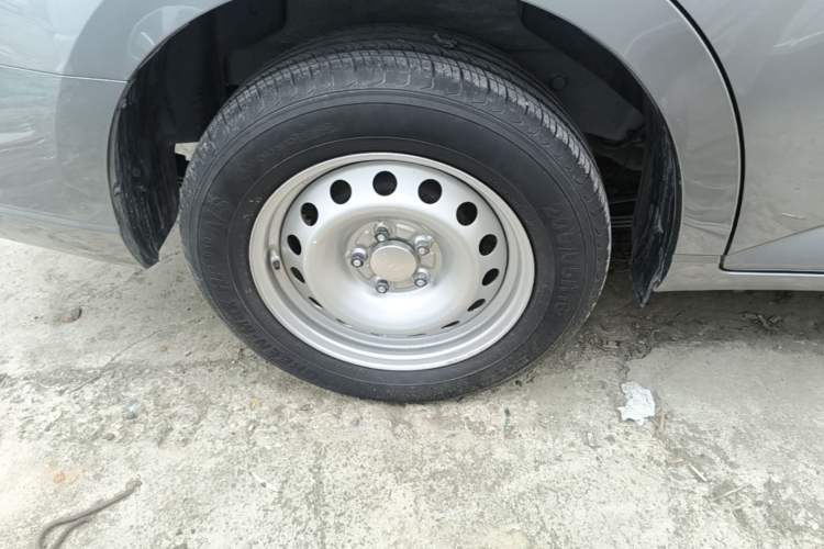 Used Wuling Hongguang PLUS 2019 1.5T Manual Standard Version 7 Seats Right Rear Wheel Hub