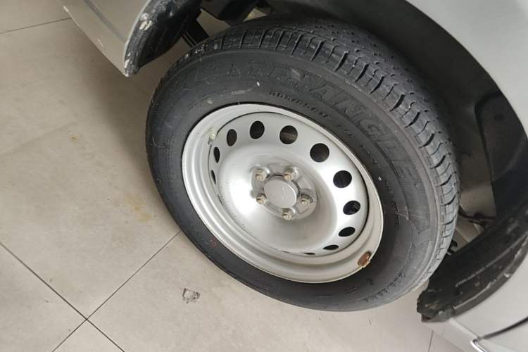 Used Wuling Hongguang PLUS 2019 1.5T Manual Standard Edition 5 Seats Right Rear Wheel Hub