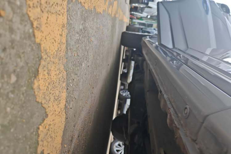 Used Wuling Hongguang PLUS 2019 1.5T Manual Standard Version 7 Seats Right Side Sill