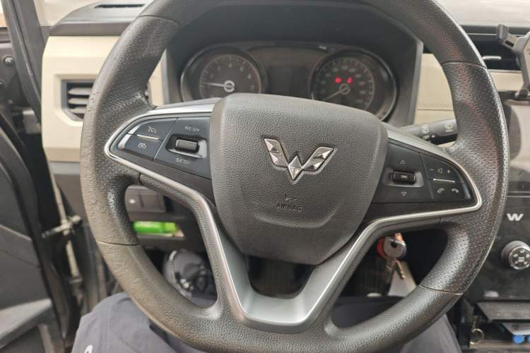 Used Wuling Hongguang PLUS 2019 1.5T Manual Luxury 7-Seater Steering Wheel