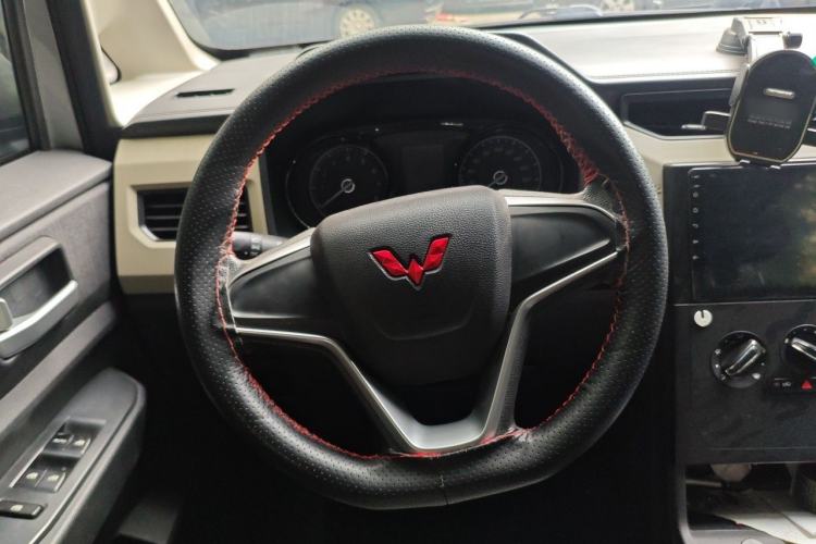 Used Wuling Hongguang PLUS 2019 1.5T Manual Comfort Version 7 Seats Steering Wheel