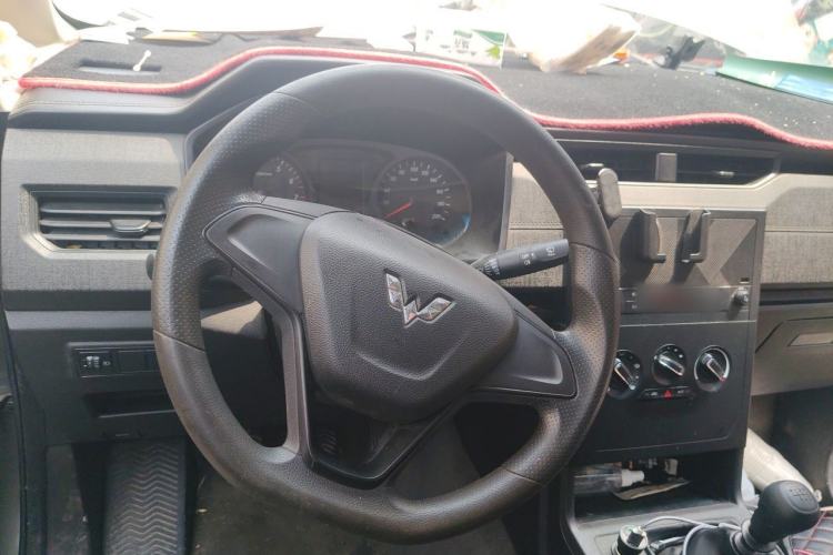 Used Wuling Hongguang PLUS 2019 1.5T Manual Standard Edition 5 Seats Steering Wheel
