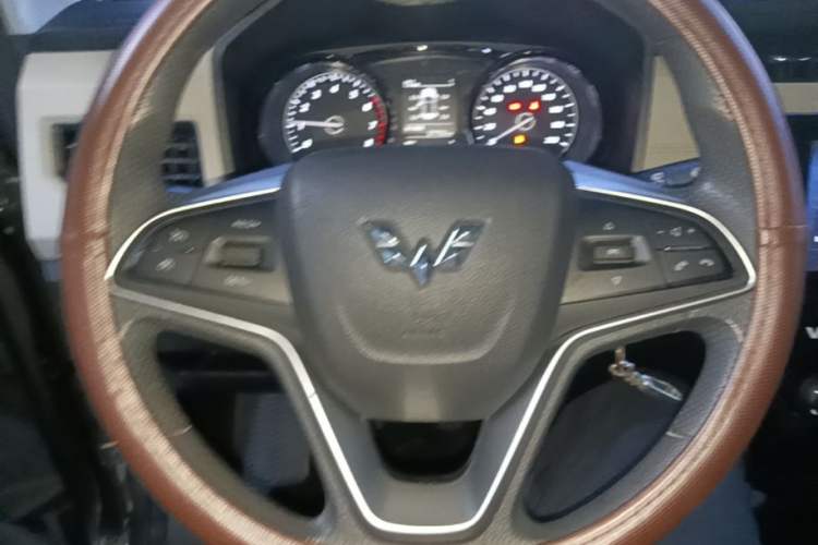 Used Wuling Hongguang PLUS 2019 1.5T Manual Luxury 7-Seater Steering Wheel