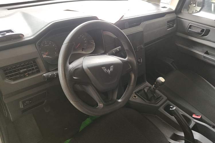 Used Wuling Hongguang PLUS 2019 1.5T Manual Standard Edition 5 Seats Steering Wheel