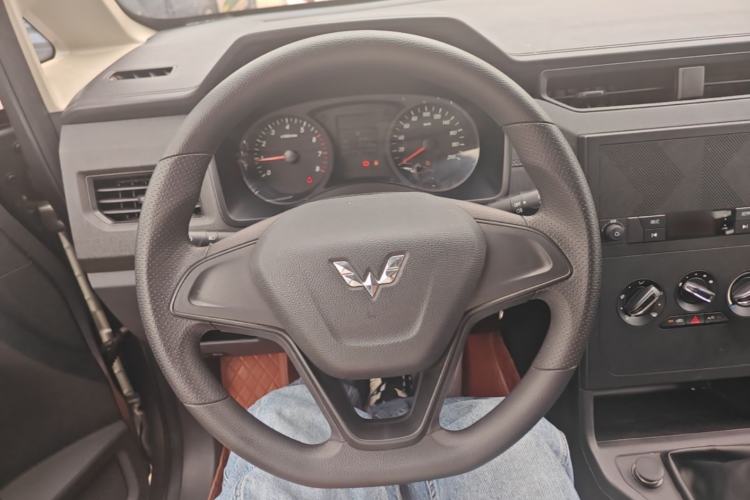 Used Wuling Hongguang PLUS 2019 1.5T Manual Standard Version 7 Seats Steering Wheel