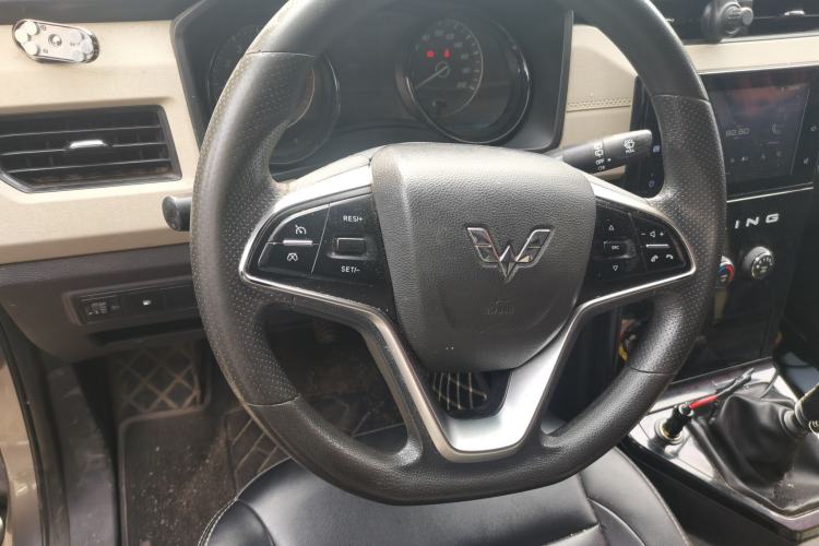 Used Wuling Hongguang PLUS 2019 1.5T Manual Luxury 7-Seater Steering Wheel