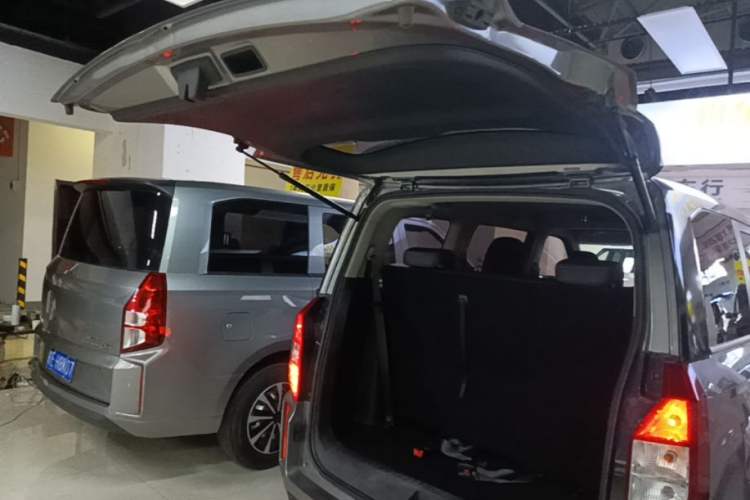 Used Wuling Hongguang PLUS 2019 1.5T Manual Luxury 7-Seater Trunk