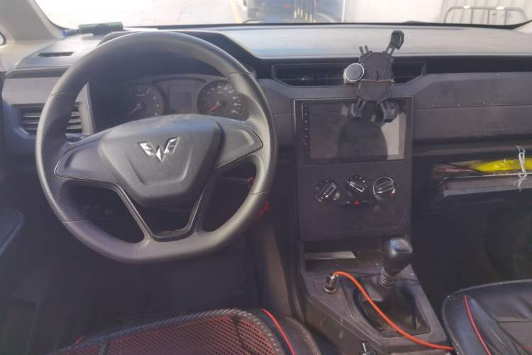 Used Wuling Hongguang PLUS 2019 1.5T Manual Standard Version 7 Seats Center Console