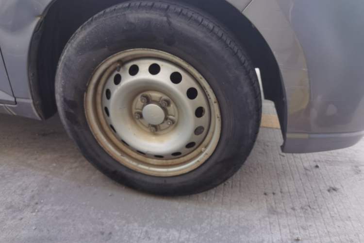 Used Wuling Hongguang PLUS 2019 1.5T Manual Standard Version 7 Seats Right Front Wheel Hub