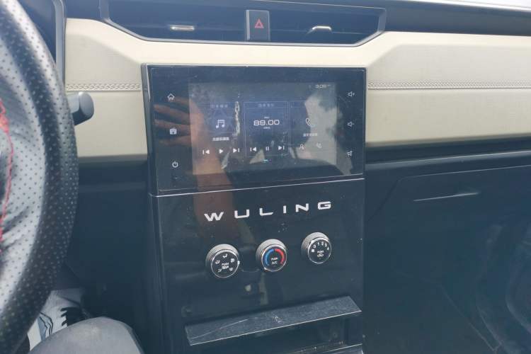 Used Wuling Hongguang PLUS 2019 1.5T Manual Luxury 7-Seater Audio And AC Panel