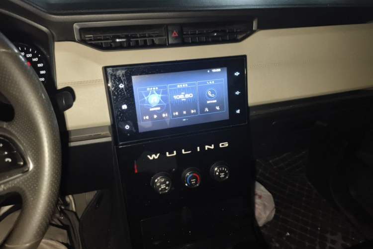 Used Wuling Hongguang PLUS 2019 1.5T Manual Luxury 7-Seater Audio And AC Panel