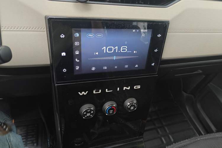 Used Wuling Hongguang PLUS 2019 1.5T Manual Luxury 7-Seater Audio And AC Panel