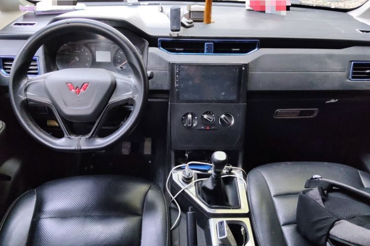 Used Wuling Hongguang PLUS 2019 1.5T Manual Standard Edition 5 Seats Center Console