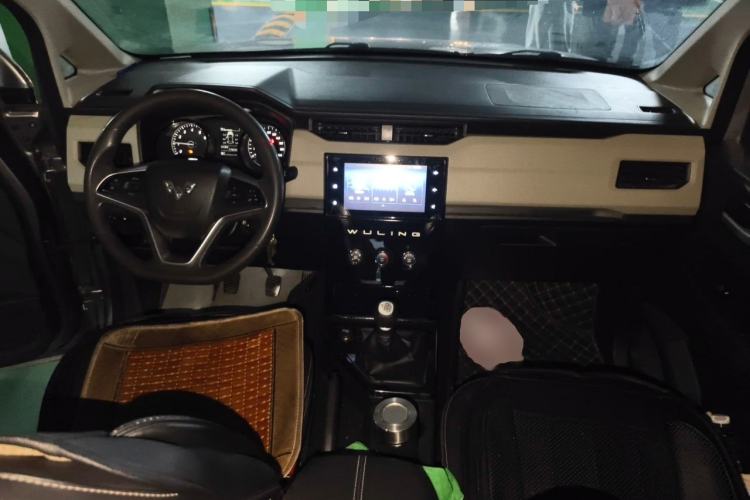 Used Wuling Hongguang PLUS 2019 1.5T Manual Luxury 7-Seater Center Console