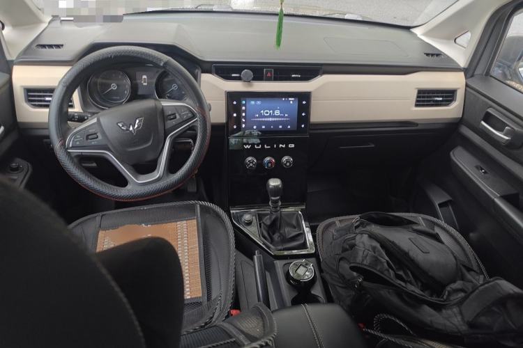 Used Wuling Hongguang PLUS 2019 1.5T Manual Luxury 7-Seater Center Console
