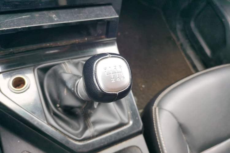 Used Wuling Hongguang PLUS 2019 1.5T Manual Luxury 7-Seater Gear Lever