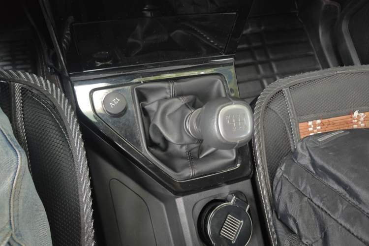 Used Wuling Hongguang PLUS 2019 1.5T Manual Luxury 7-Seater Gear Lever