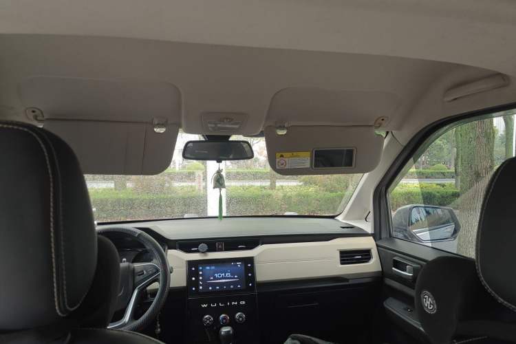 Used Wuling Hongguang PLUS 2019 1.5T Manual Luxury 7-Seater Headliner