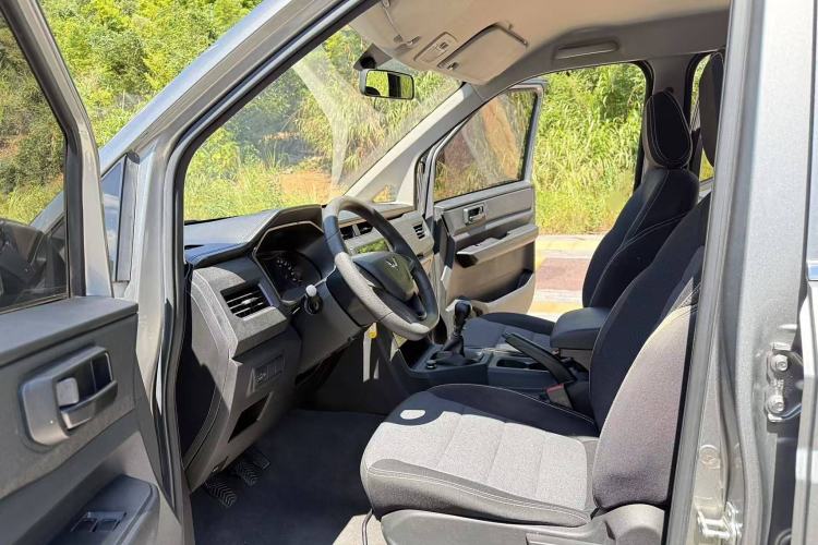 Used Wuling Hongguang PLUS 2019 1.5T Manual Standard Version 7 Seats Interior 1