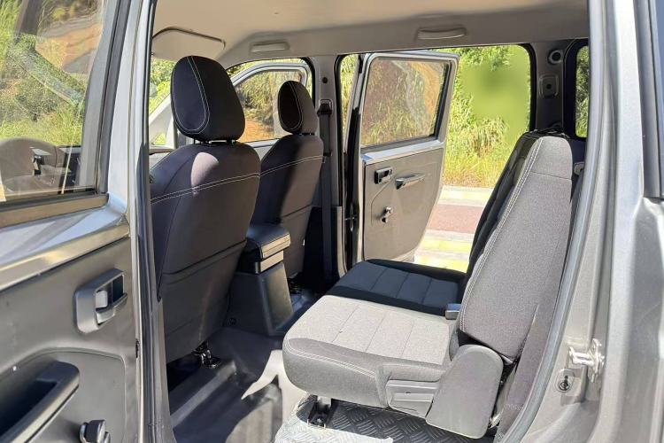 Used Wuling Hongguang PLUS 2019 1.5T Manual Standard Version 7 Seats Interior 2