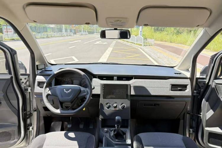Used Wuling Hongguang PLUS 2019 1.5T Manual Standard Version 7 Seats Interior 3