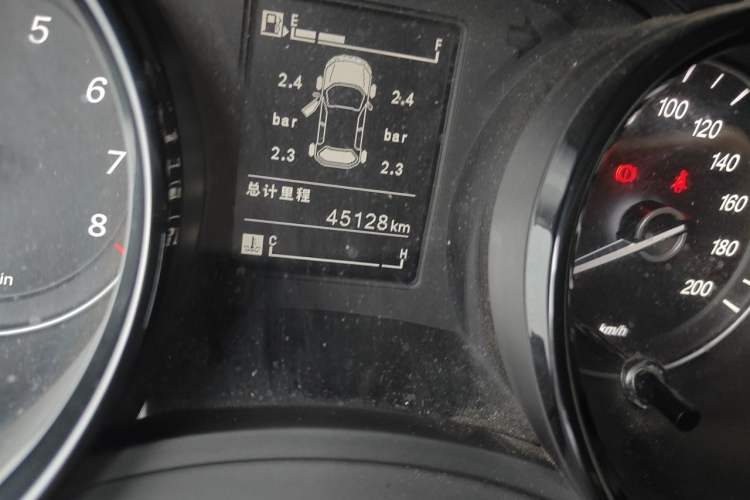 Used Wuling Hongguang PLUS 2019 1.5T Manual Luxury 7-Seater Odometer Close Up