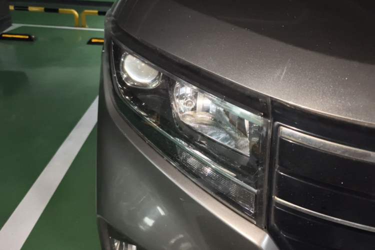 Used Wuling Hongguang PLUS 2019 1.5T Manual Luxury 7-Seater Right Front Headlight