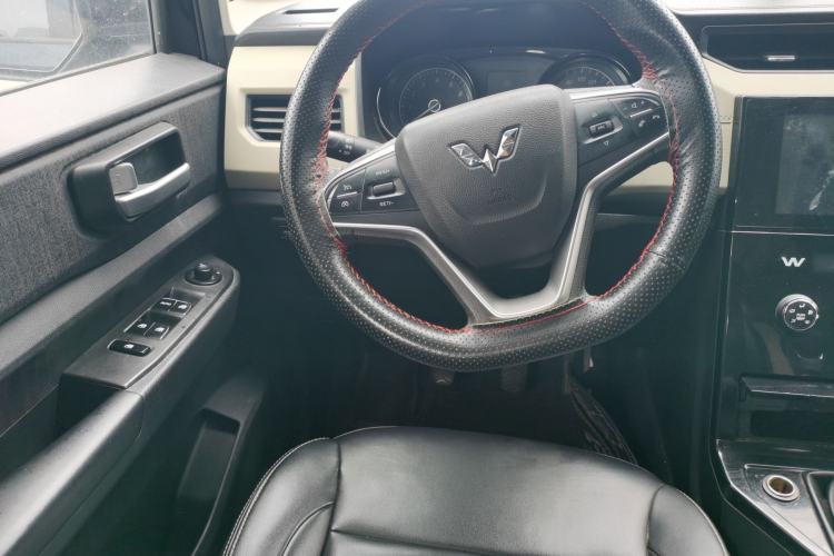 Used Wuling Hongguang PLUS 2019 1.5T Manual Luxury 7-Seater Steering Wheel