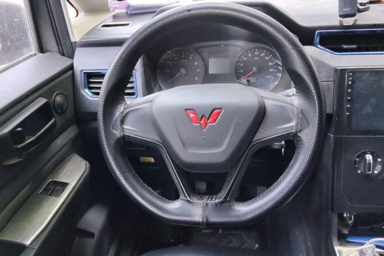 Used Wuling Hongguang PLUS 2019 1.5T Manual Standard Edition 5 Seats Steering Wheel