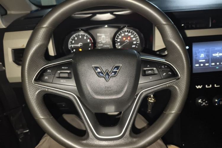 Used Wuling Hongguang PLUS 2019 1.5T Manual Luxury 7-Seater Steering Wheel