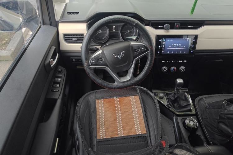 Used Wuling Hongguang PLUS 2019 1.5T Manual Luxury 7-Seater Steering Wheel