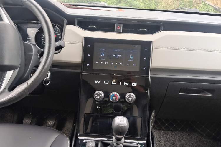 Used Wuling Hongguang PLUS 2019 1.5T Manual Luxury 7-Seater Audio And AC Panel