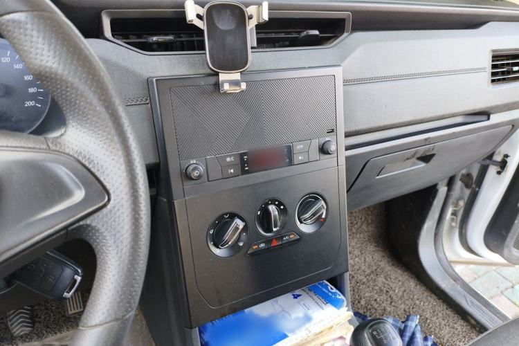 Used Wuling Hongguang PLUS 2019 1.5T Manual Standard Version 7 Seats Audio And AC Panel