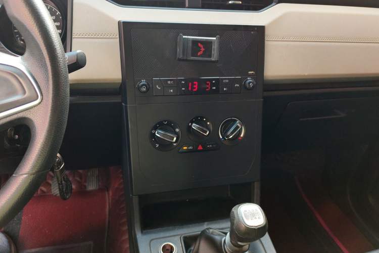 Used Wuling Hongguang PLUS 2019 1.5T Manual Comfort Version 7 Seats Audio And AC Panel