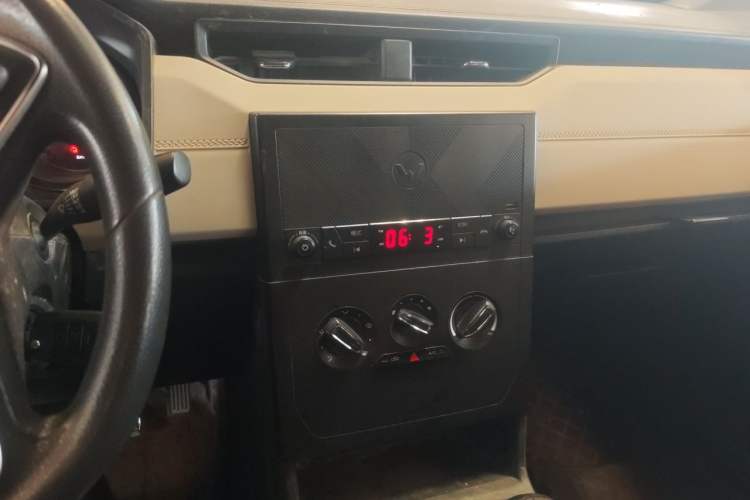Used Wuling Hongguang PLUS 2019 1.5T Manual Comfort Version 7 Seats Audio And AC Panel
