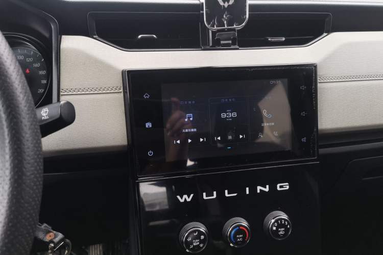 Used Wuling Hongguang PLUS 2019 1.5T Manual Luxury 7-Seater Audio And AC Panel