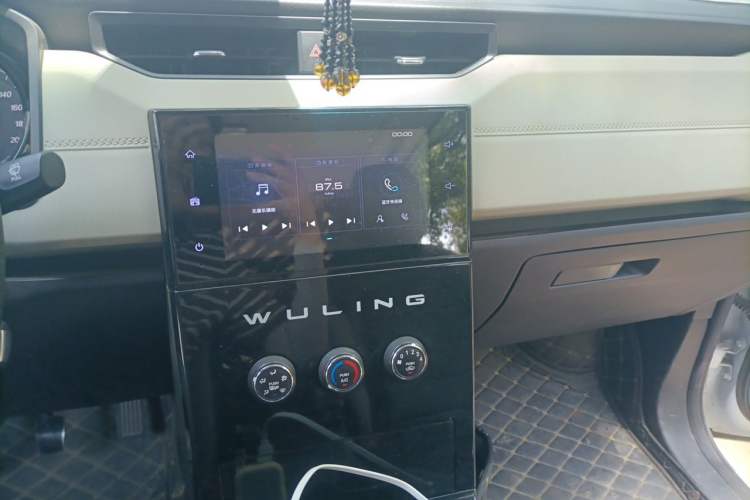 Used Wuling Hongguang PLUS 2019 1.5T Manual Luxury 7-Seater Audio And AC Panel