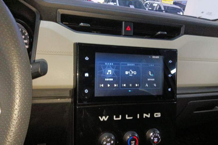 Used Wuling Hongguang PLUS 2019 1.5T Manual Luxury 7-Seater Audio And AC Panel