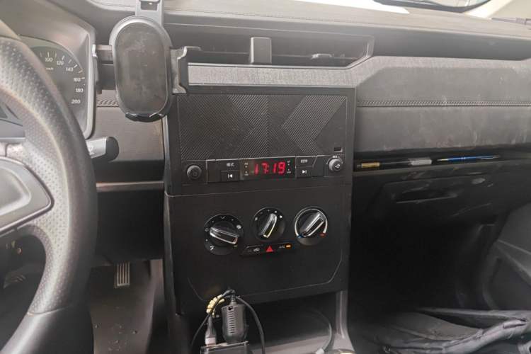 Used Wuling Hongguang PLUS 2019 1.5T Manual Standard Edition 5 Seats Audio And AC Panel