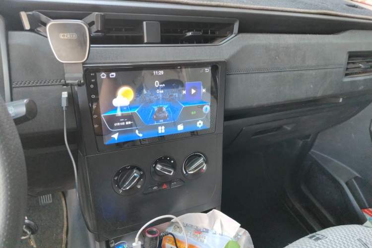Used Wuling Hongguang PLUS 2019 1.5T Manual Standard Version 8 Seats Audio And AC Panel