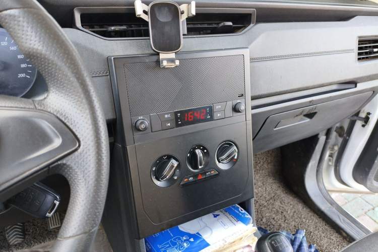 Used Wuling Hongguang PLUS 2019 1.5T Manual Standard Version 7 Seats Audio And AC Panel