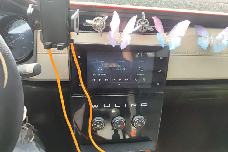 Used Wuling Hongguang PLUS 2019 1.5T Manual Luxury 7-Seater Audio And AC Panel