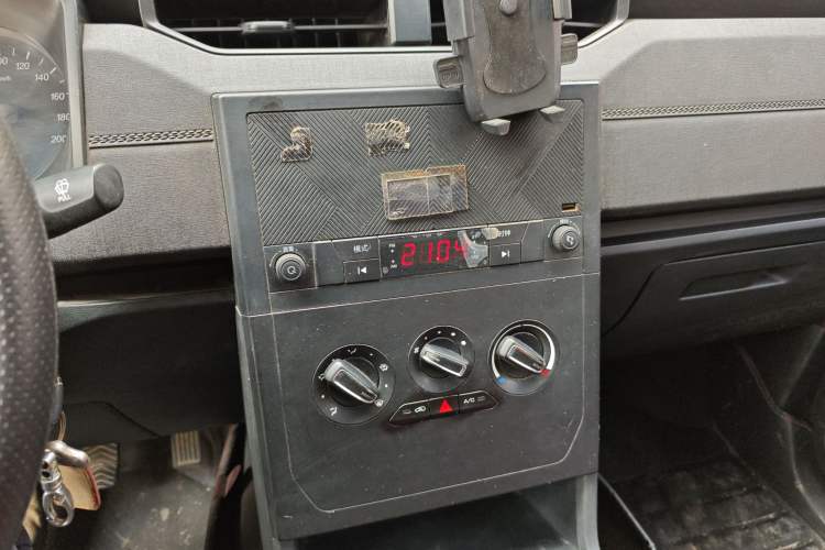 Used Wuling Hongguang PLUS 2019 1.5T Manual Standard Edition 5 Seats Audio And AC Panel