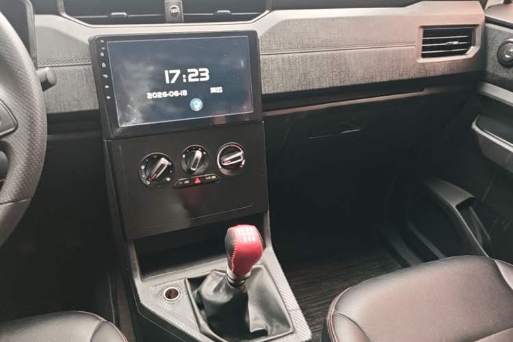 Used Wuling Hongguang PLUS 2019 1.5T Manual Standard Version 7 Seats Audio And AC Panel