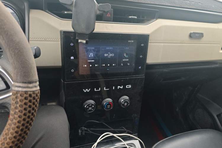 Used Wuling Hongguang PLUS 2019 1.5T Manual Luxury 7-Seater Audio And AC Panel