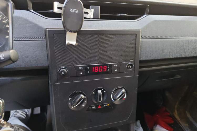 Used Wuling Hongguang PLUS 2019 1.5T Manual Standard Edition 5 Seats Audio And AC Panel