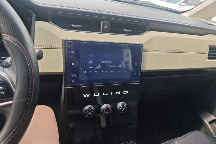 Used Wuling Hongguang PLUS 2019 1.5T Manual Luxury 7-Seater Audio And AC Panel