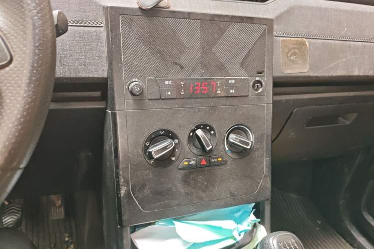 Used Wuling Hongguang PLUS 2019 1.5T Manual Standard Version 7 Seats Audio And AC Panel