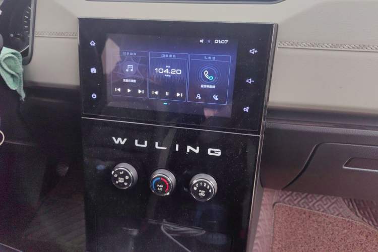 Used Wuling Hongguang PLUS 2019 1.5T Manual Luxury 7-Seater Audio And AC Panel