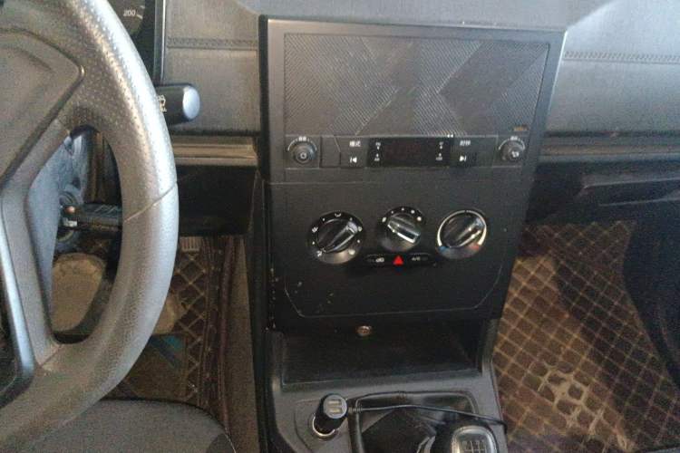 Used Wuling Hongguang PLUS 2019 1.5T Manual Standard Version 7 Seats Audio And AC Panel